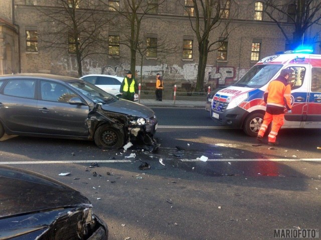 Dwie osoby zostały odwiezione do szpitala po zderzeniu trzech samochodów - toyoty, audi i hyundaia - w pobliżu skrzyżowania ulic Ozimskiej z Katowicką. Według wstępnych ustaleń policji winę ponosi 36-latek z toyoty, który wyjeżdżał z bocznej uliczki w Ozimską. Do wypadku doszło w piątek rano.