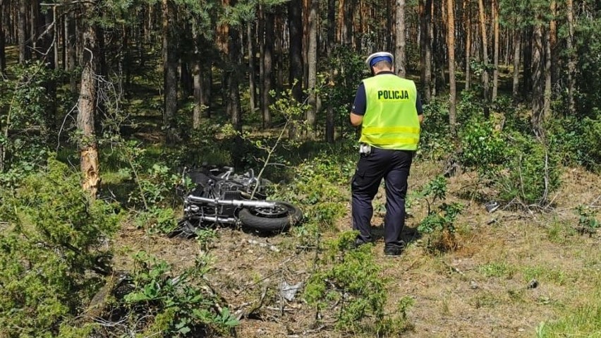 Śmiertelny wypadek motocyklisty w Ostrówku pod Wieluniem. 32-latek zderzył się czołowo z samochodem