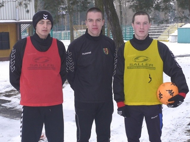Piłkarze z zespołu Młodej Ekstraklasy Korony Kielce, od lewej: Damian Czarnecki, Paweł Socha i Bartłomiej Strzębski) trenują z drugoligową Stalą Stalowa Wola.