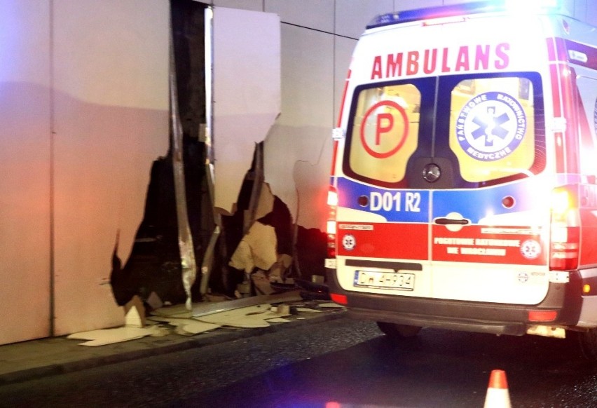 Wypadek w tunelu na pl. Dominikańskim. BMW uderzyło w ścianę 