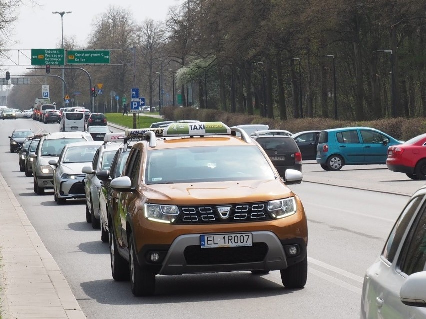 Pogrzeb z taksówkarskimi honorami. Łódzcy taksówkarze pożegnali kolegę zmarłego na Covid