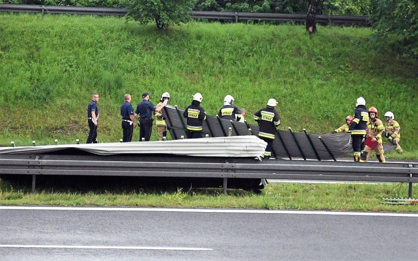 Interwencja strażaków na DK 94, gdzie "wylądowała" wiata...