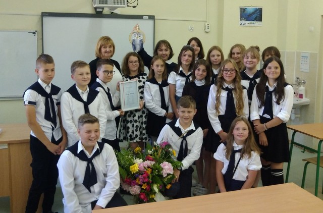 Uczniowie szkoły podstawowej w Ostojowie uroczyście zakończyli rok szkolny 2021/2022.