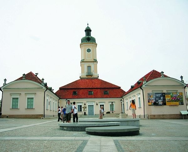 Ratusz od lat zdobi Rynek Kościuszki. Ale nie taki sam i nie w swoim pierwotnym miejscu.