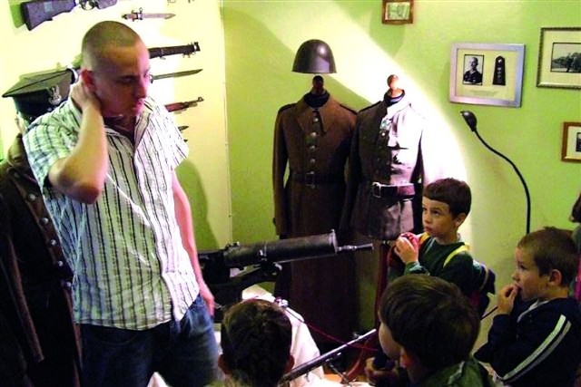 Podczas wizyty w RIH chłopcy z zapartym tchem słuchali o uzbrojeniu i ubiorze polskich żołnierzy