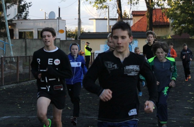 Zakończyła się tegoroczna rywalizacja w ramach biegów z cyklu Gran Prix. Osoby biegające na stadion Unii powrócą ponownie wiosną. W drugiej imprezie na metę dobiegło 155 zawodników. W większości byli to uczniowie wąbrzeskich szkół i przedszkola. Jako jedyna wśród kobiet wystartowała Karina Szymańska - Wiśniewska. Wśród mężczyzn do 35 roku życia pobiegł Robert Stasiak, natomiast w kategorii 36-50 lat jako pierwszy cały dystans pokonał Dariusz Marciniak, a drugi był Ireneusz Wiśniewski. W kategorii 51 i więcej pierwszy linię mety przekroczył Daniel Goska, a tuż za nim był Zbigniew Markiewicz. W przyszłym roku zaplanowano co najmniej dwie imprezy: bieg wiosenny i Bieg Konstytucji 3 Maja. Zgodnie z regulaminem, zawodnicy w całym cyklu będą klasyfikowani, jeżeli ukończą trzy spośród tych biegów. Organizatorem imprezy jest wąbrzeski TKKF.