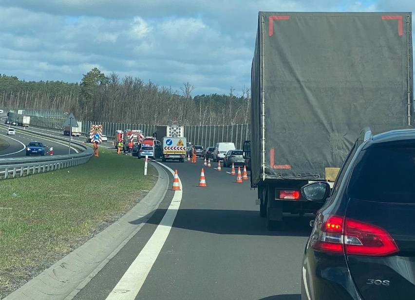 Kierowca bmw jechał pod prąd korytarzem życia. Ewakuował się...