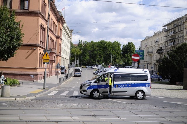 Ze względu na proces 37 pseudokibiców podjęto specjalne środki ostrożności przed budynkiem Sądu Rejonowego Poznań Nowe Miasto i Wilda.