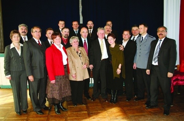 Pamiątkowe zdjęcie Stanisława Tyma z ziomkami z Małkini