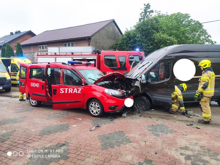 Wypadek we Włodowicach. Samochód wjechał w pojazd strażaków....