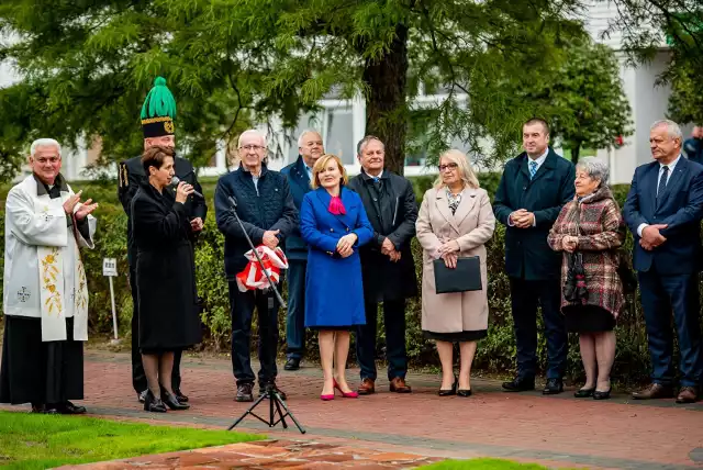 Podczas odsłonięcia tablicy upamiętniającej powstanie Solidarności. Przemawia Joanna Dróżdż.