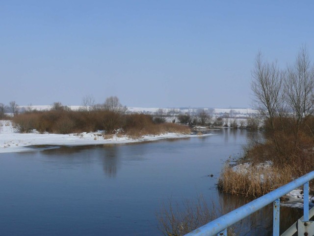 W rejonie mostu w Chrobrzu Nida jeszcze w sobotę była zamarznięta, a w niedzielę rano po lodzie nie było już śladu.