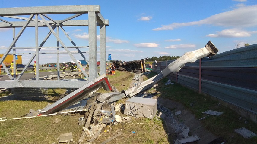 Wypadek na autostradzie A4 w powiecie strzeleckim. Ciężarówka ścięła metalową konstrukcję. Droga była zablokowana w obu kierunkach