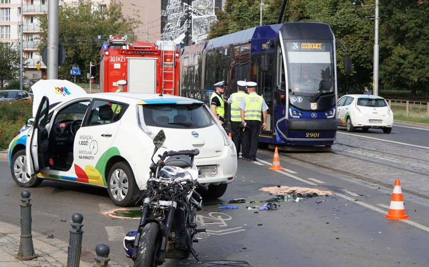 Vozilla zderzyła się z motocyklem - wypadek w centrum Wrocławia. Motocyklista w ciężkim stanie trafił do szpitala