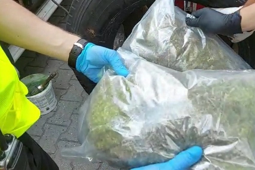 Funkcjonariusze podlaskiej KAS przechwycili 9 kilogramów marihuany [ZDJĘCIA]