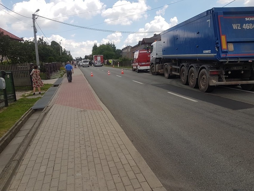 Kosmolów. Zderzyły się trzy auta. Dwie osoby trafiły do szpitala