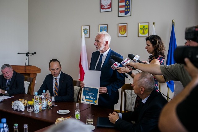 Prezydent Tarnobrzega Dariusz Bożek odebrał 6 września od wiceministra infrastruktury Rafała Webera promesę na przebudowę ulicy Zakładowej.