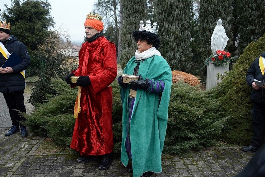 Pokłon Trzech Króli w Suchedniowie – orszak wiernych przeszedł ulicami miasta do kościoła świętego Andrzeja Apostoła [ZDJĘCIA]