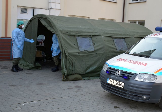 Namiot przed wejściem do szpitala w Stalowej Woli, gdzie wstępnie kontrolowani są pacjenci i personel