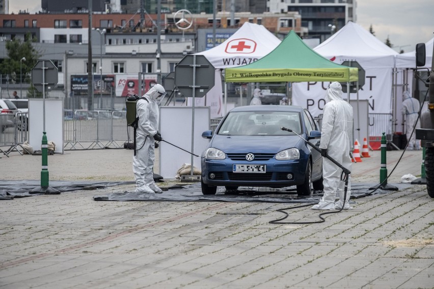 Auto podjeżdża do wyznaczonych miejsc, a badanie trwa około...