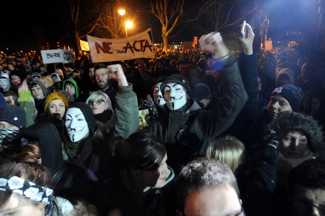 Uczestnicy jednego ze szczecińskich protestów przeciw ACTA. Większość protestujących to ludzie młodzi. Socjolog nazywa ich nowym pokoleniem, mającym zupełnie inne wartości, styl i język komunikacji. Buntują się przeciwko aktualnej rzeczywistości.