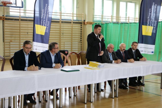 Zarząd województwa świętokrzyskiego i Starostwa Powiatowego w Kielcach spotkali się razem w szkole w Chmielniku