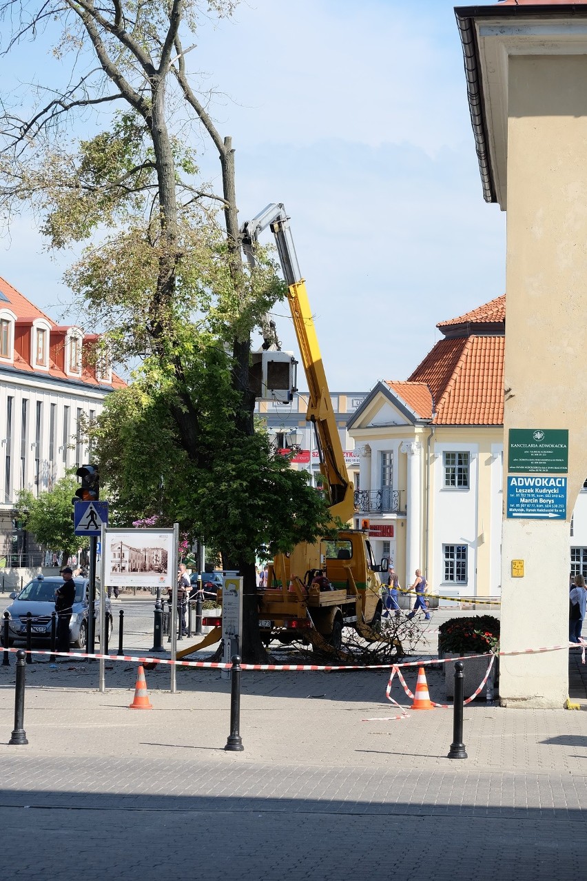 Wypadek na Rynku Kościuszki w Białymstoku. Mężczyźni spadli...