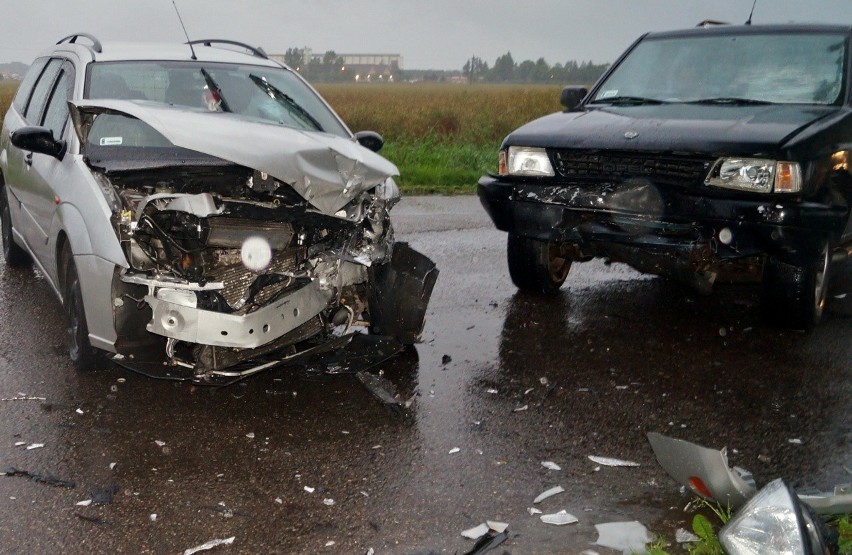 Kobieta jadąca samochodem marki ford skręcała w lewą stronę...