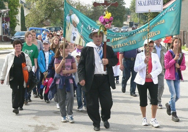 Z papieskim "Miłować to znaczy pamiętać" na sztandarach czarnocińska Piesza Pielgrzymka 2012 dotarła do Wiślicy.