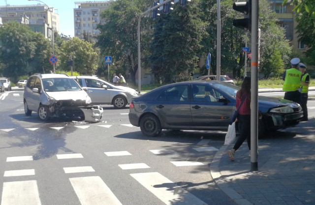 Przed południem na skrzyżowaniu ul. Marszałkowskiej i Konopnickiej doszło do kolizji z udziałem dwóch samochodów. W zdarzeniu nikt nie ucierpiał.
