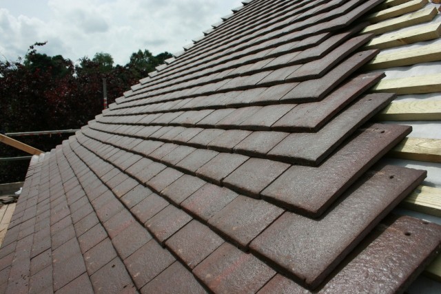 Małoformatowe pokrycia dachowe to m.in. dachówki ceramiczne i cementowe, ale także łupek kamienny, gont drewniany i płytki włóknocementowe.