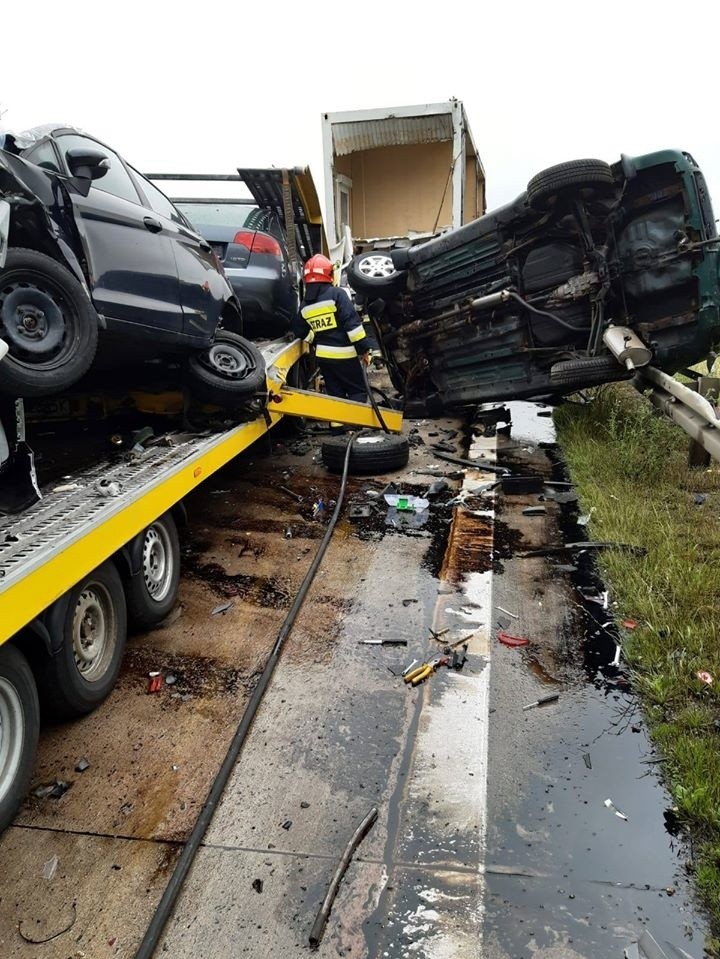 Wypadek na A4. Kierowca uwięziony w kabinie, auta na lawecie uszkodzone