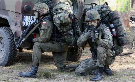 Żołnierze działają w duetach. Jeden ubezpiecza drugiego i może liczyć na pomoc kolegi.