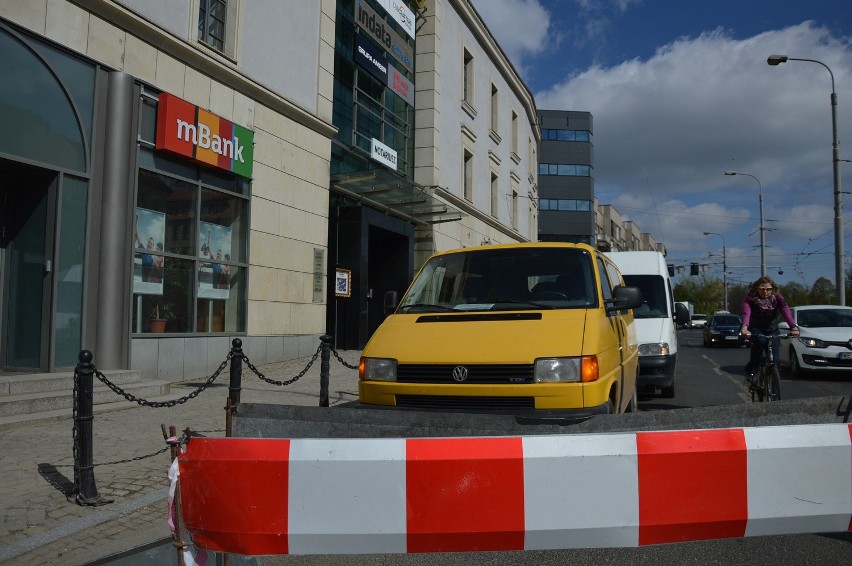 Auta dostawców stają na jezdni ul. Kazimierza Wielkiego przy...