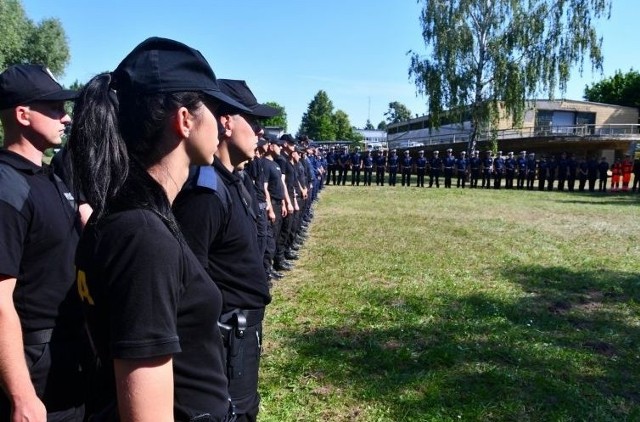 W poniedziałek odbyły się wojewódzkie eliminacje do czterech konkursów z zakresu służby prewencyjnej.O tytuł najlepszego dzielnicowego, kierownika rewiru dzielnicowych, patrolowca i przewodnika psa służbowego rywalizowali policjanci, którzy wcześniej przeszli eliminacje na szczeblu miejskim i powiatowym.Już niebawem dowiemy się kto zwyciężył tegoroczne wojewódzkich eliminacji do konkursów służby prewencyjnej. Zapraszamy do galerii zdjęć z poniedziałkowych zawodów.