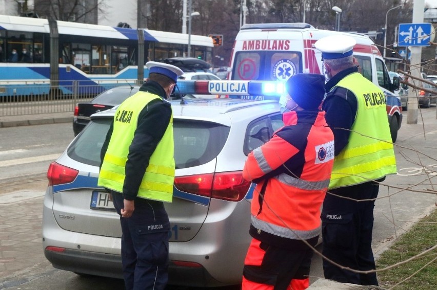 Wypadek na Grabiszyńskiej. Karetka jadąca na sygnale potrąciła kobietę na pasach [ZDJĘCIA]