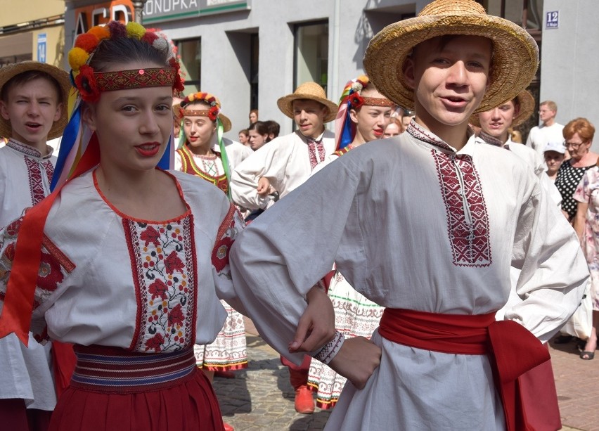 Gorlice. Festiwal Świat pod Kyczerą. Przez miejski deptak przeszedł barwny korowód artystów z różnych stron świata