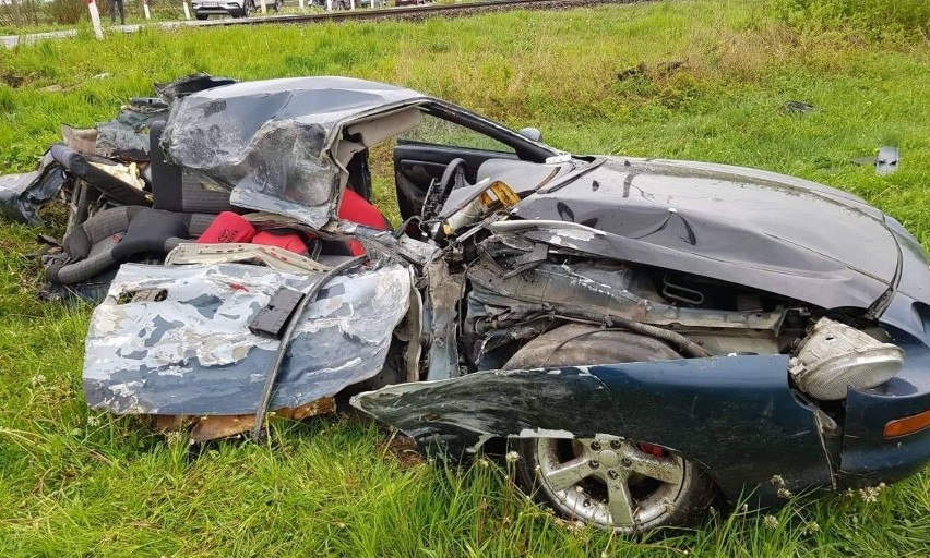 Zderzenie z pociągiem w Wólce Brzezińskiej, gm. Goworowo. Młody kierowca walczy o życie