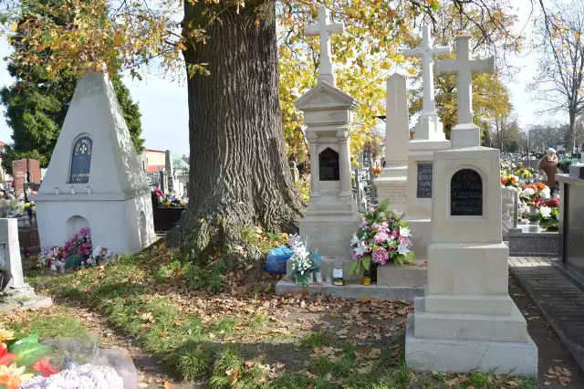 Na cmentarzu parafialnym w Stalowej Woli-Rozwadowie jest (z lewej) kopiec poświęcony powstańcom styczniowym