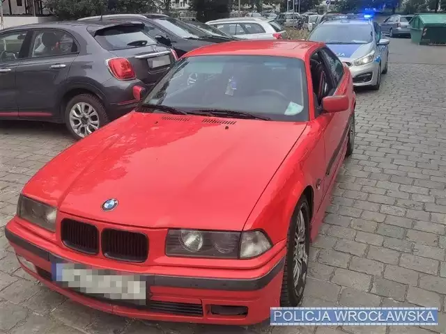 Czerwone BMW z cofniętym licznikiem.