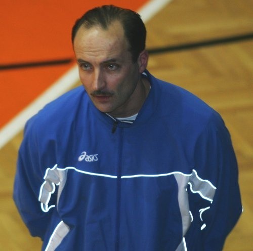 Trener siatkarek Piasta Szczecin Marek Mierzwiński po meczach z Wisłą stracił wąsy (zdjęcie sprzed meczu).