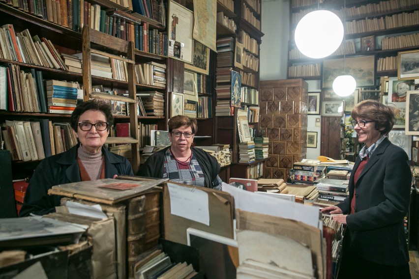 To ostatnia taka biblioteka w Krakowie. Na zdjęciu od lewej:...
