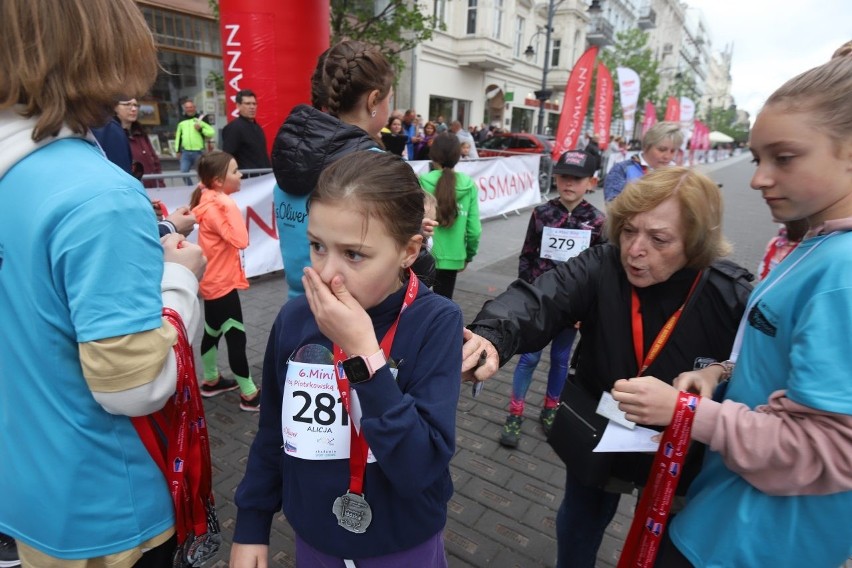 Bieg ulicą Piotrkowską. Rossmann Run 2022. Dzieci i młodzież na starcie ZDJĘCIA 