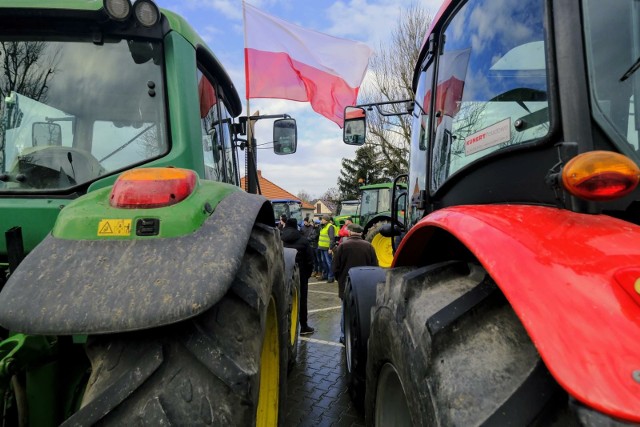 Od kilku tygodni w Polsce i w innych krajach Unii Europejskiej trwają protesty rolników, domagających się m.in. odstąpienia od przepisów Europejskiego Zielonego Ładu i uszczelnienia granic przed napływem produktów rolno-spożywczych spoza państw UE.