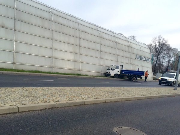 Wjechał w budynek dworca na Junikowie