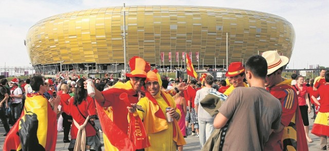 Żeby zbudować stadion w europejskim standardzie, samorząd Gdańska musiał zadłużyć się na 375 mln złotych. Zobowiązanie to będziemy spłacać jeszcze przez osiemnaście lat. Niemniej na tę inwestycję należy spojrzeć w szerszej perspektywie - na odbywających się w nim wydarzeniach korzysta pośrednio cały region 