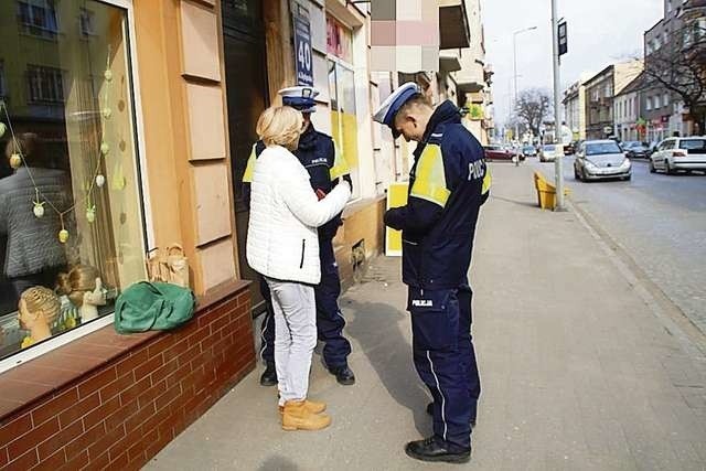 Policjanci pieszych łamiący przepisy mogą pouczyć lub ukarać mandatem