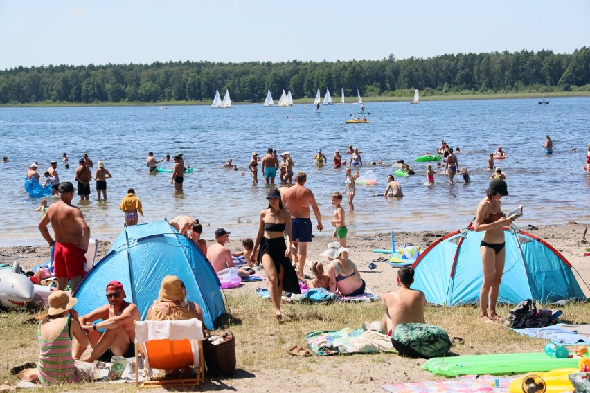 Jezioro Piaseczno przyciągnęło wakacyjnych plażowiczów. Idealne miejsce do wypoczynku nad wodą w woj. lubelskim. Zobacz zdjęcia