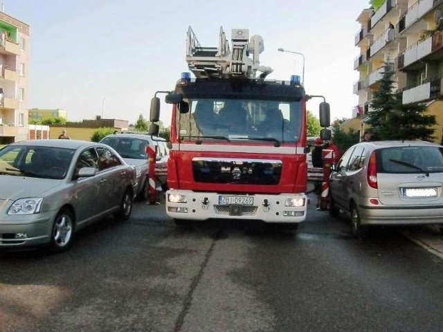 Akcja strażaków na osiedlu Olimpijczyków w Białogardzie. Źle zaparkowane przy ulicy samochody spowodowały, że wóz strażacki ledwo się między nimi przecisnął. Umocowanie wozu i uruchomienie podnośnika było niemożliwe.