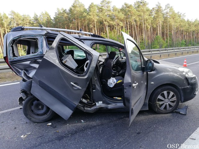 We wtorek o godz. 16.49 na drodze krajowej nr 5 w Stryszku, przed węzłem Bydgoszcz-Południe doszło do wypadku dwóch samochodów osobowych. Jedna osoba została zabrana do szpitala.- Po dojeździe na miejsce zdarzenia zastaliśmy dwa rozbite pojazdy, jeden na pasie awaryjnym a drugi na prawym pasie - podają strażacy z OSP w Brzozie, których zastęp był na miejscu wypadku. - W samochodach podróżowali tylko kierowcy. Jeden z kierowców trafił do szpitala.- Mężczyzna został zabrany do szpitala - informację potwierdza Przemysław Słomski z biura prasowego KWP w Bydgoszczy.Po zdarzeniu i w trakcie działań ruch w kierunku Inowrocławia odbywał się jednym, lewym pasem jezdni.Na miejscu zdarzenia pracowały zastępy: SLRt OSP Brzoza, SRd Szkoła Podoficerska Państwowej Straży Pożarnej w Bydgoszczy, dwa ZRM oraz trzy patrole policji.Mundurowi mają dość. Protest służb mundurowych
